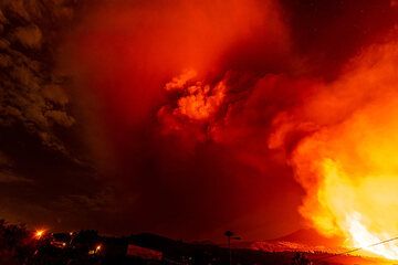 Le panache de l'éruption s'élève à env. 6 km où il rencontre une forte couche d'inversion thermique, obligeant la partie supérieure à s'étendre dans des directions circulaires. (Photo: Tom Pfeiffer)