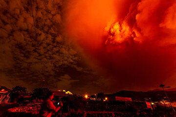 Thorsten photographing the eruption cloud. (Photo: Tom Pfeiffer)