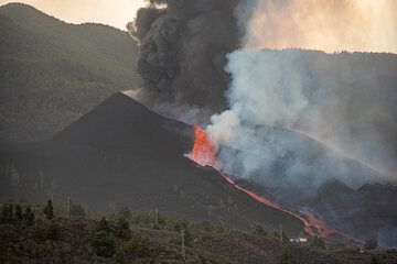 A dense ash column continues to rise from the cone. (Photo: Tom Pfeiffer)