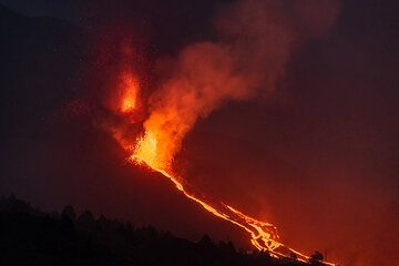 En l'absence de vents faibles, la vallée se remplit de poussière et de cendres, ce qui la rend brumeuse, mais l'activité est toujours la même le soir. (Photo: Tom Pfeiffer)