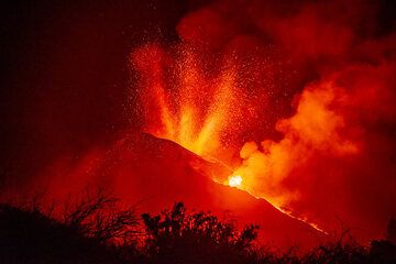 But as of this evening, the summit still shows a beautiful arrangement of 3 vents close to each other confined by the upper part of the cone. (Photo: Tom Pfeiffer)