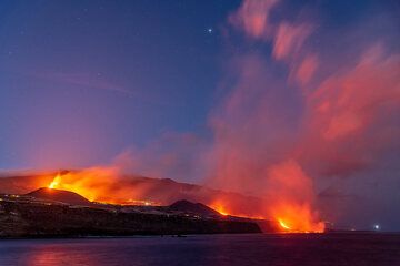 Vue grand angle de l'éruption avec l'entrée de la mer au crépuscule. (Photo: Tom Pfeiffer)
