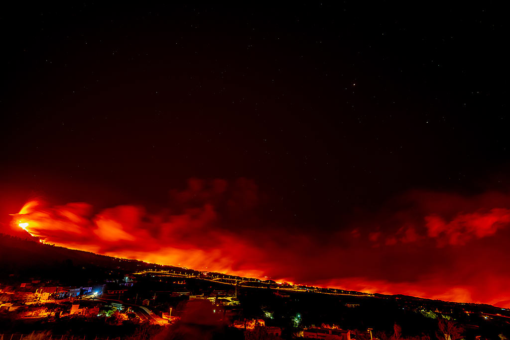 The northern lava flow forms a bright red band stretching several kilometers from the vent to Todoque. (Photo: Tom Pfeiffer)