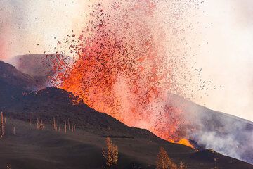 Violent lava fountain from the flank vent. (Photo: Tom Pfeiffer)