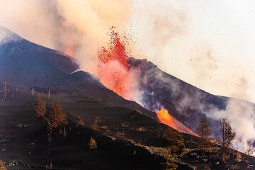 L'évent de flanc alimente une coulée de lave. (Photo: Tom Pfeiffer)