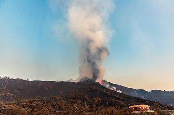 Compared to previous days, the eruption column is much less vigorous. (Photo: Tom Pfeiffer)