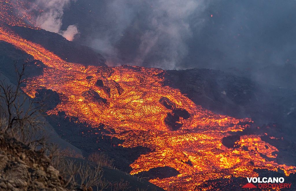 La Palma Volcano Eruption 2021 Image Gallery 30 Sep Lava From Close Lava Flow Overlapping 