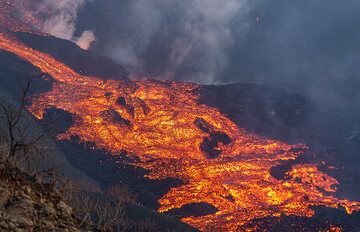 Coulée de lave chevauchant la coulée précédente (Photo: Tom Pfeiffer)