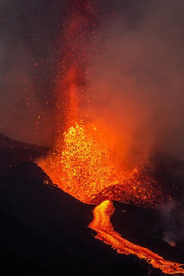 Lava fountain and lava flow (Photo: Tom Pfeiffer)