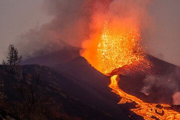 Lava fountain feeding a lava flow (Photo: Tom Pfeiffer)