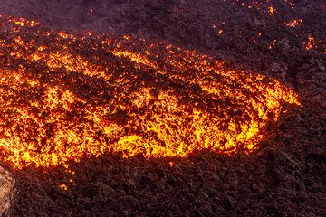 Fast-moving active lava flow front. (Photo: Tom Pfeiffer)