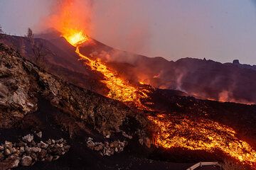 The lava flow has quickly reached the base of the cone. (Photo: Tom Pfeiffer)