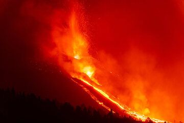 Peu de temps après que nous ayons quitté les lieux, une autre fracture s'ouvre sur le côté inférieur nord-ouest du cône, émettant de nouvelles coulées de lave qui se déplacent au nord de celles photographiées plus tôt, coupant ces endroits. (Photo: Tom Pfeiffer)