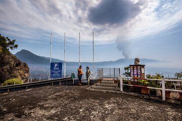 Ash has drifted north and covers the terrace of the El Time viewpoint. (Photo: Tom Pfeiffer)
