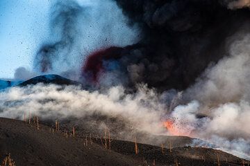 Violent ash emissions at the summit vents. The northwestern flank vents, which had been protagonists in the past days have become less active, but continue to show continuous spattering and effuse another lava flow further  away now. (Photo: Tom Pfeiffer)