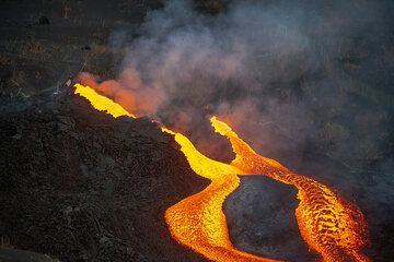 As it becomes darker, the lava flow becomes brighter and brighter. (Photo: Tom Pfeiffer)