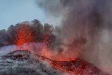 Lava fountaining from the summit vents in the twilight (Photo: Tom Pfeiffer)