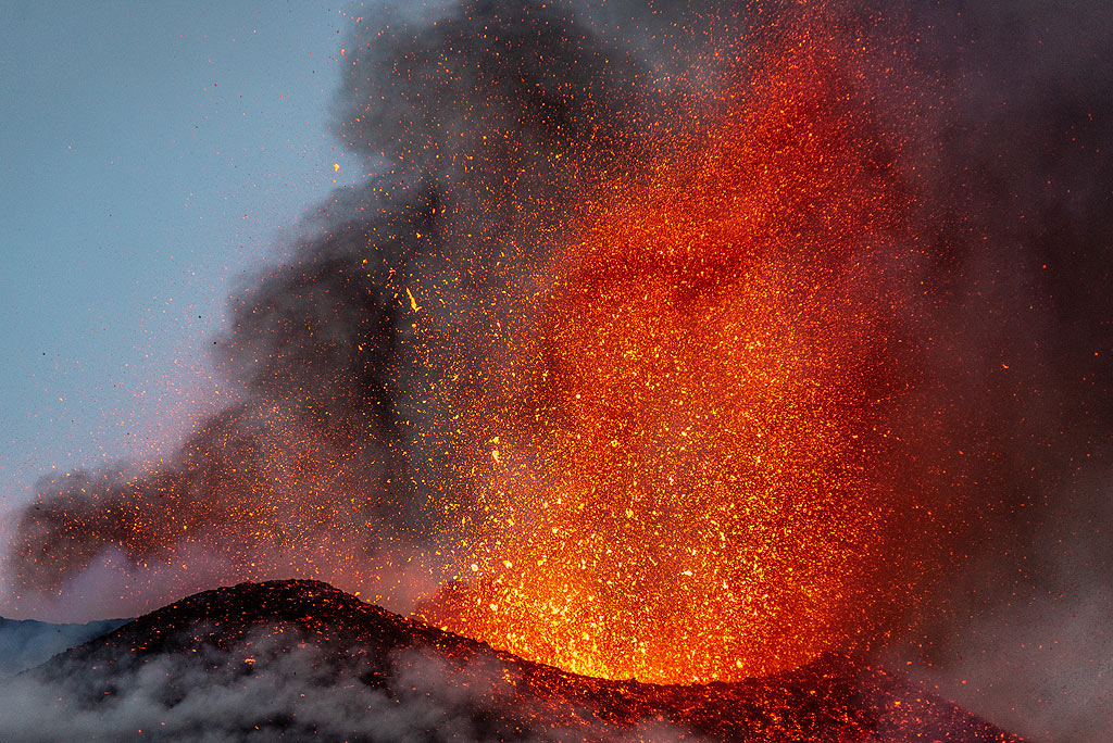 Lavafontänen aus den Gipfelschloten in der Dämmerung (Photo: Tom Pfeiffer)