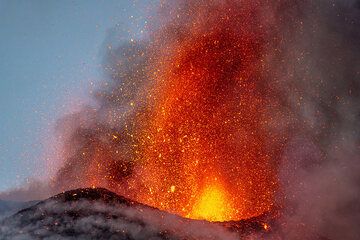 Lava fountaining from the summit vents in the twilight (Photo: Tom Pfeiffer)