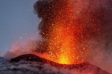 Lavafontänen aus den Gipfelschloten in der Dämmerung (Photo: Tom Pfeiffer)