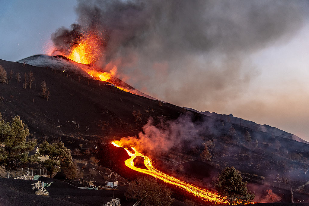 Le cône en éruption et la lave coulent de l'évent latéral au crépuscule (Photo: Tom Pfeiffer)