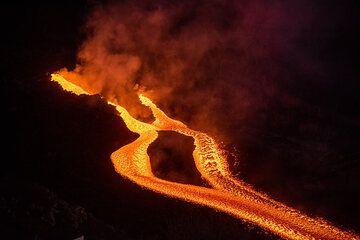 Lava flow in the dark (Photo: Tom Pfeiffer)