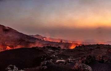 Lava flow at dusk (Photo: Tom Pfeiffer)