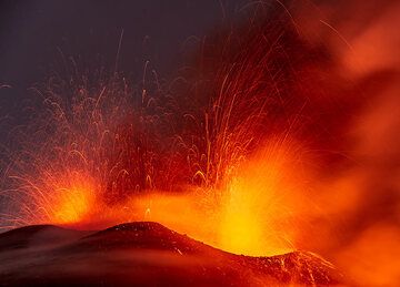 Lava fountains at the summit vents (Photo: Tom Pfeiffer)