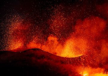 Lava fountains at the summit vents (Photo: Tom Pfeiffer)