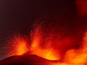 Lava fountains from the 3 summit vents (Photo: Tom Pfeiffer)