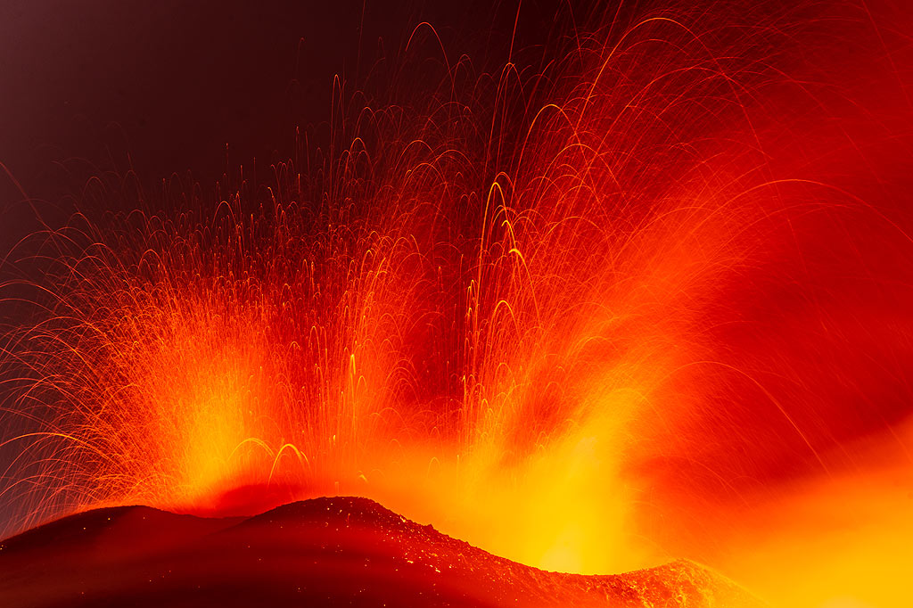 Lavafontänen aus den drei Gipfelschloten (Photo: Tom Pfeiffer)