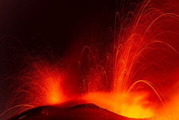 Fontaines de lave des 3 bouches sommitales (Photo: Tom Pfeiffer)