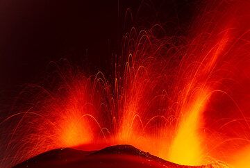 Lava fountains from the 3 summit vents (Photo: Tom Pfeiffer)