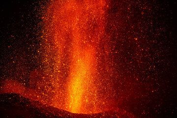 Gros plan d'une fontaine de lave (Photo: Tom Pfeiffer)