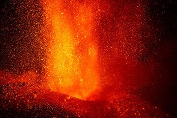Lava fountain close-up (Photo: Tom Pfeiffer)