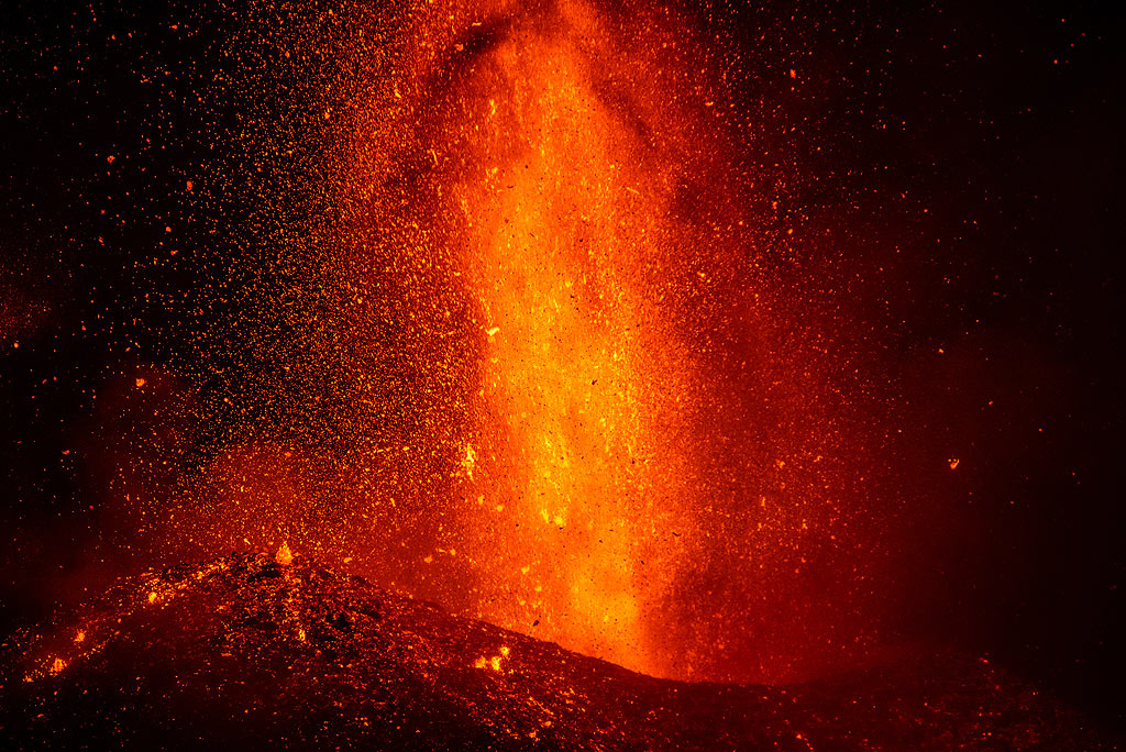 Gros plan d'une fontaine de lave (Photo: Tom Pfeiffer)