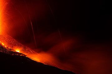 Trails of falling glowing lava bombs (Photo: Tom Pfeiffer)