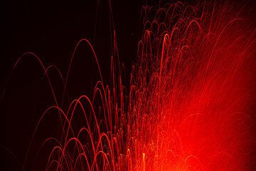 Des traînées de bombes de lave rougeoyantes au sommet de la fontaine de lave de plusieurs centaines de mètres de hauteur (Photo: Tom Pfeiffer)