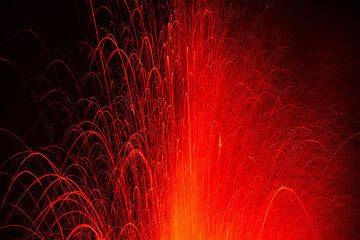 Trails of glowing lava bombs at the top of the lava fountain several hundred meters high (Photo: Tom Pfeiffer)