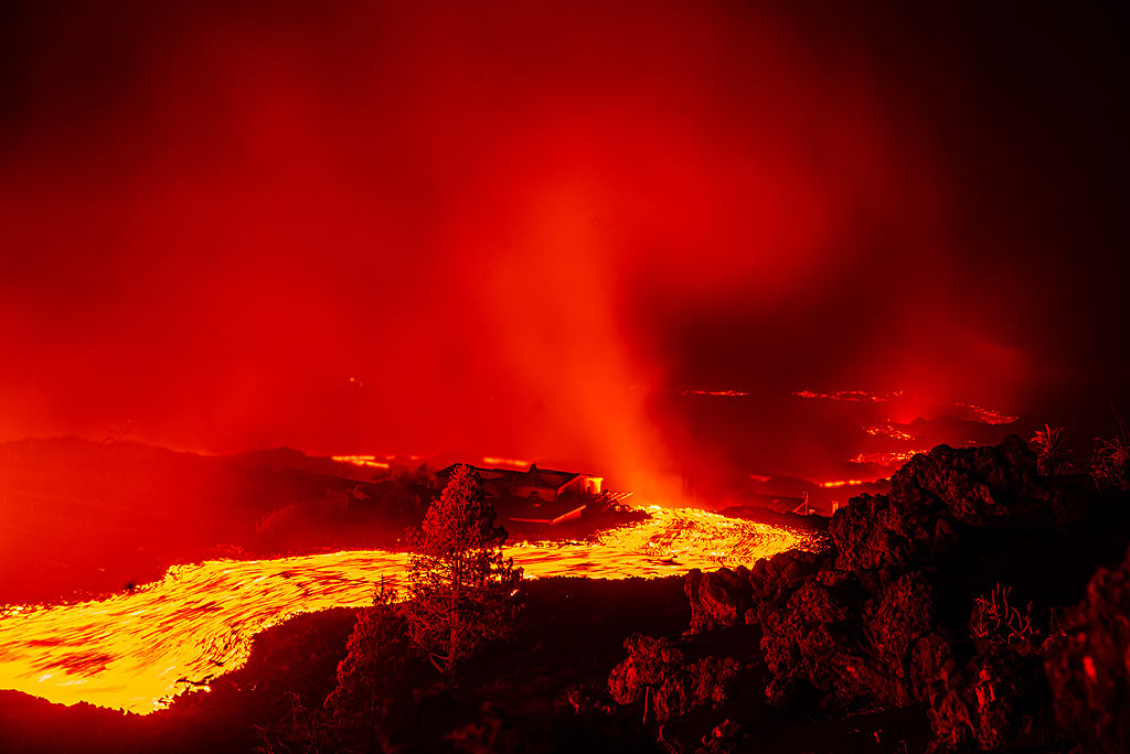 La coulée de lave canalisée la nuit (Photo: Tom Pfeiffer)