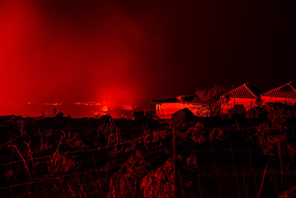 Quelques maisons encore debout à côté de la coulée de lave (Photo: Tom Pfeiffer)