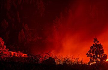 Lava glow (Photo: Tom Pfeiffer)