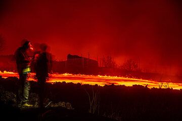 Watching the lava flow from close (Photo: Tom Pfeiffer)