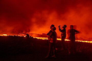 Group of people watching the lava flow (Photo: Tom Pfeiffer)