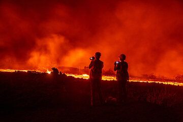 Two persons at the lava flow (Photo: Tom Pfeiffer)