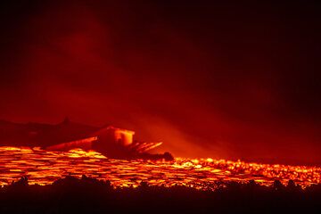 Flowing lava at night (Photo: Tom Pfeiffer)