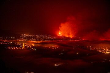 Vue de la vallée avec des couches de brouillard et l'éruption depuis le point de vue d'El Time la nuit du 2 au 3 octobre (Photo: Tom Pfeiffer)