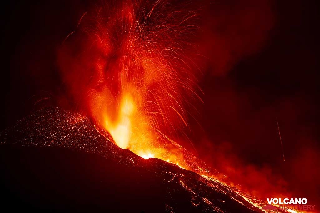 Lava fountain 21:06 pm (Photo: Tom Pfeiffer)