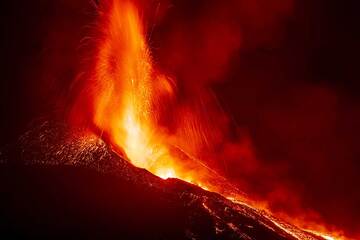 Die Lavafontänen erreichen nun wieder eine Höhe von mindestens 3-400 m. 21:07 Uhr (Photo: Tom Pfeiffer)