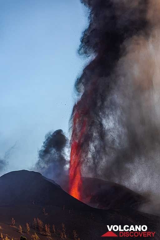 Narrow lava fountain rising straight upwards (Photo: Tom Pfeiffer)